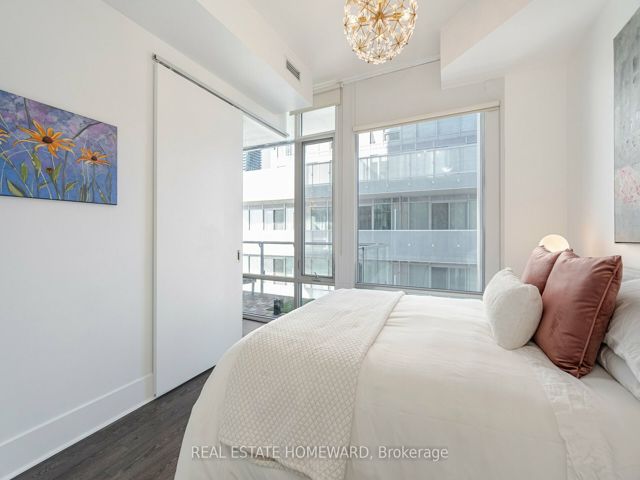 902 - 29 Queens Quay E