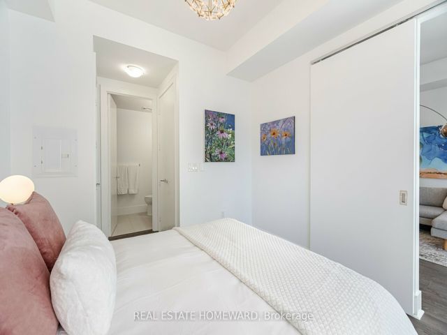 902 - 29 Queens Quay E