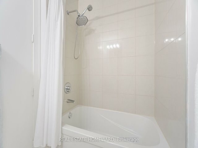 902 - 29 Queens Quay E