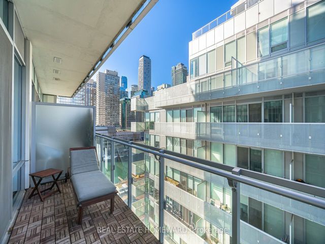 902 - 29 Queens Quay E