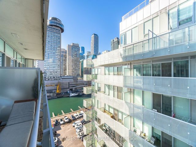 902 - 29 Queens Quay E