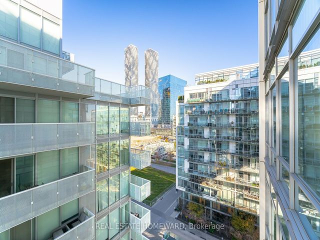 902 - 29 Queens Quay E