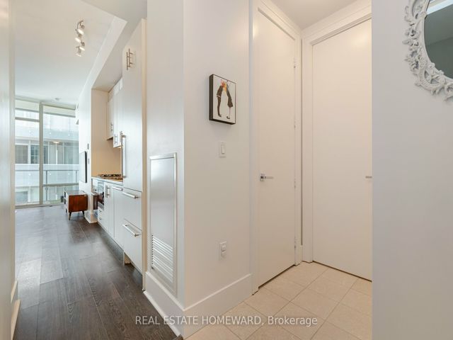 902 - 29 Queens Quay E