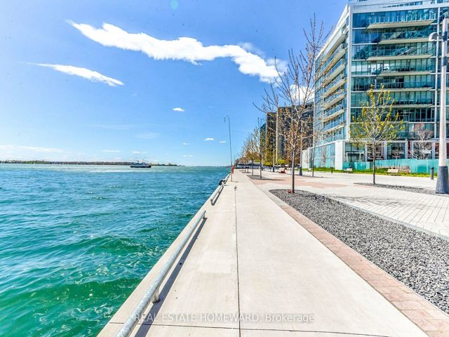 902 - 29 Queens Quay E