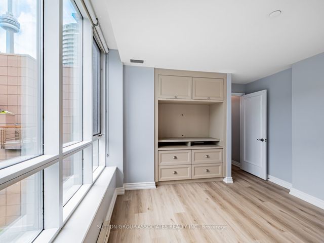 1116 - 211 QUEENS QUAY WEST