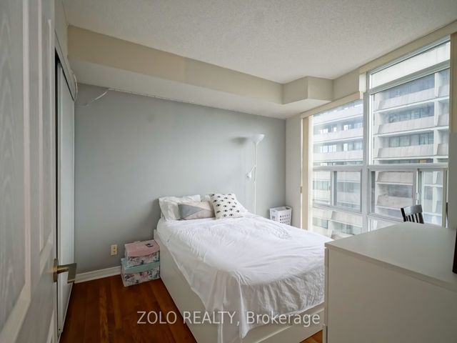 1404 - 736 Spadina Ave