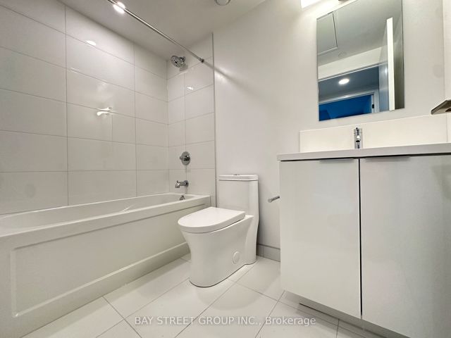 2006 - 238 Simcoe St