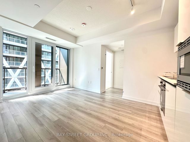 2006 - 238 Simcoe St