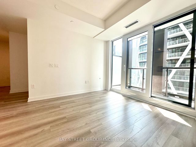 2006 - 238 Simcoe St