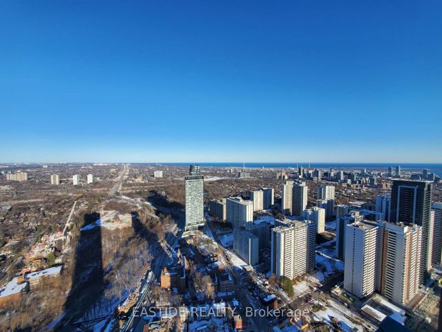 4910 - 395 Bloor St E