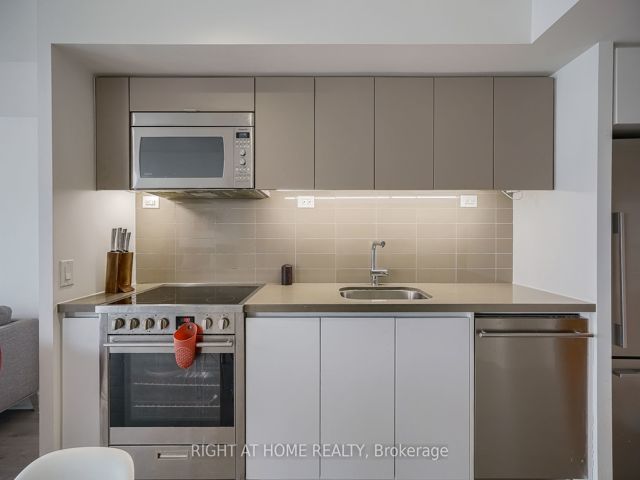 3811 - 75 Queens Wharf Rd