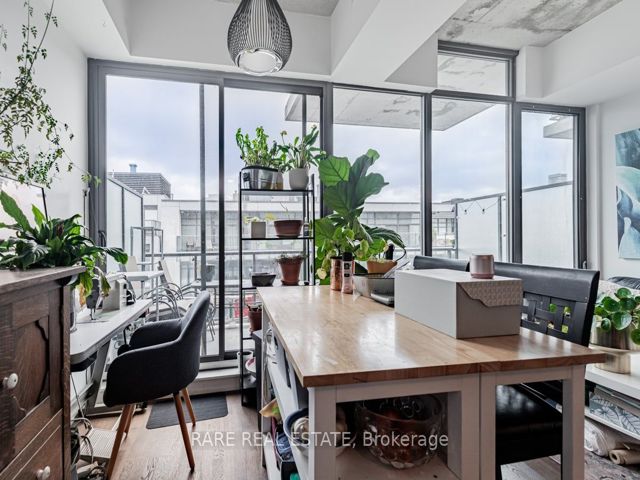 1004 - 560 King St W