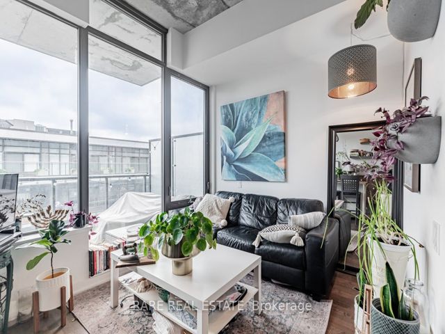 1004 - 560 King St W