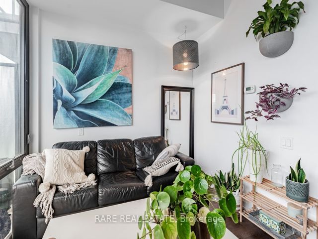 1004 - 560 King St W