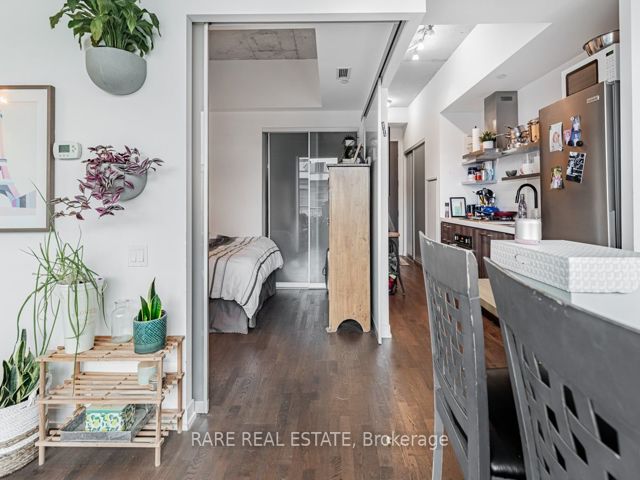 1004 - 560 King St W