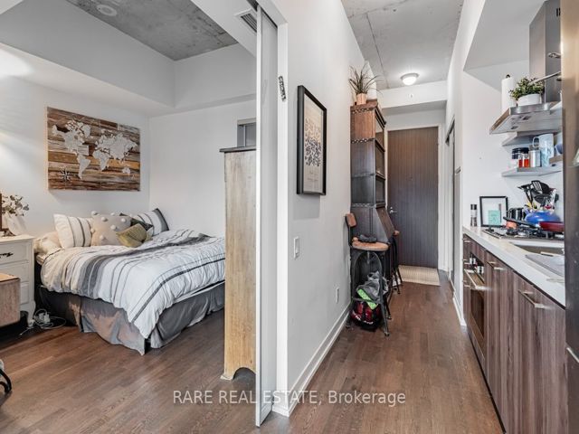 1004 - 560 King St W