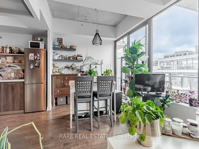 1004 - 560 King St W