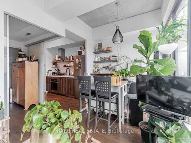 1004 - 560 King St W