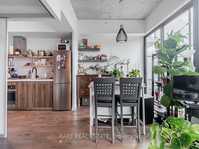 1004 - 560 King St W