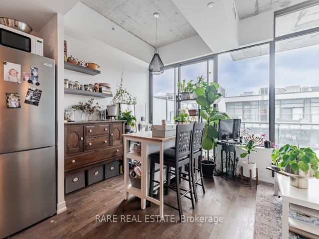 1004 - 560 King St W