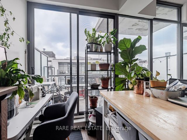 1004 - 560 King St W