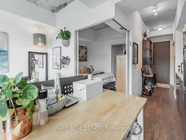 1004 - 560 King St W