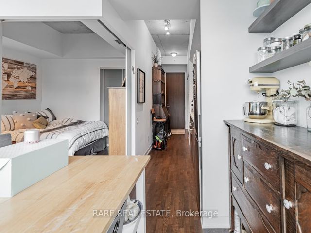 1004 - 560 King St W