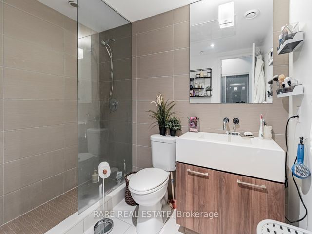 1004 - 560 King St W