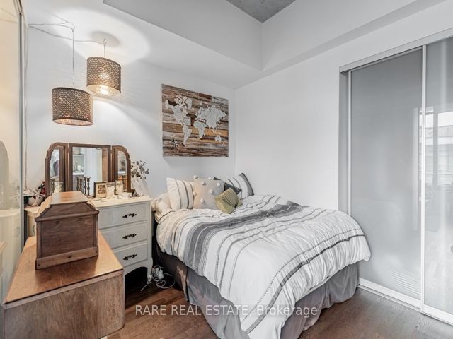 1004 - 560 King St W