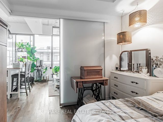 1004 - 560 King St W
