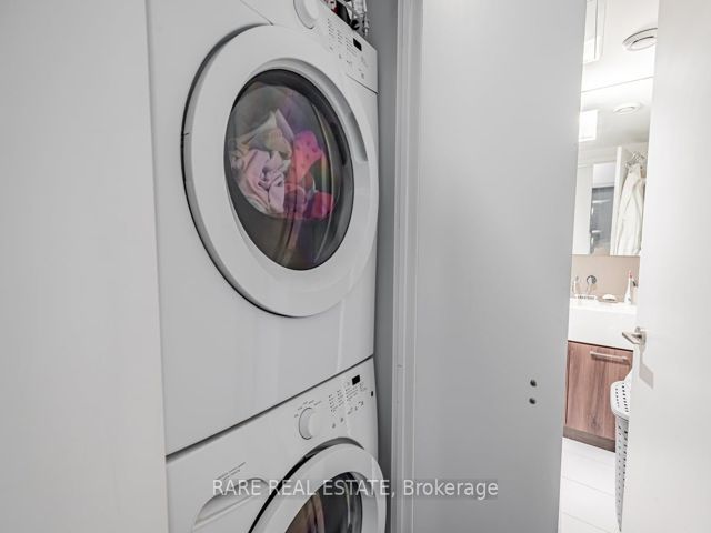 1004 - 560 King St W