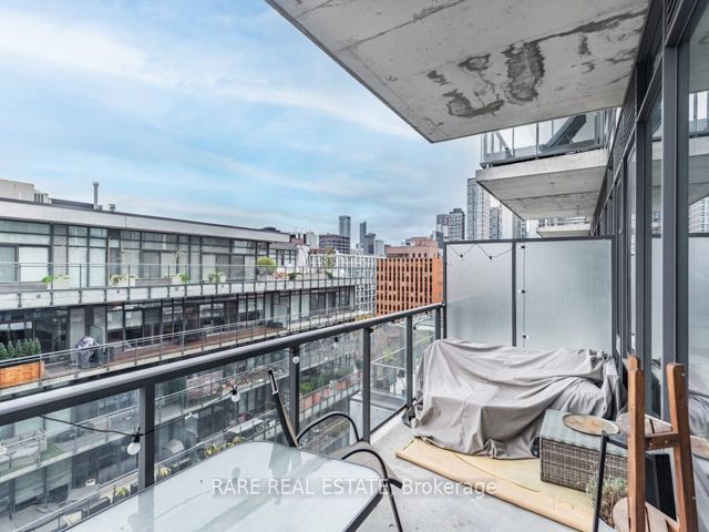 1004 - 560 King St W