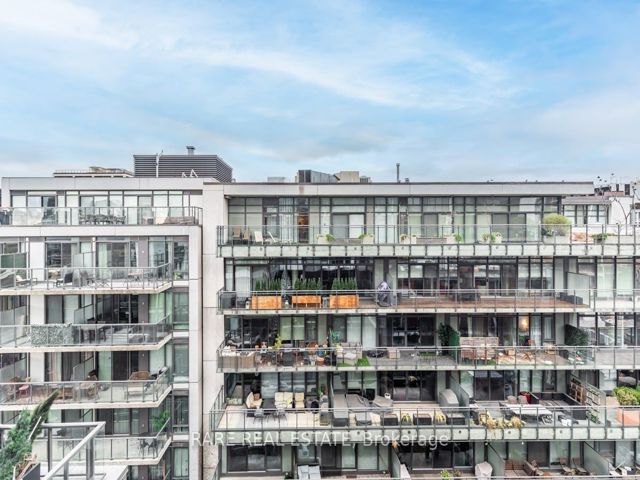 1004 - 560 King St W