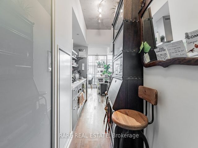 1004 - 560 King St W