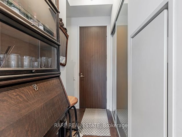 1004 - 560 King St W