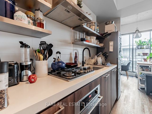 1004 - 560 King St W