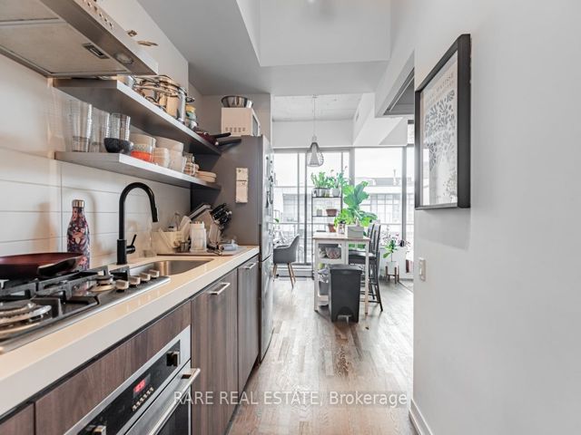 1004 - 560 King St W