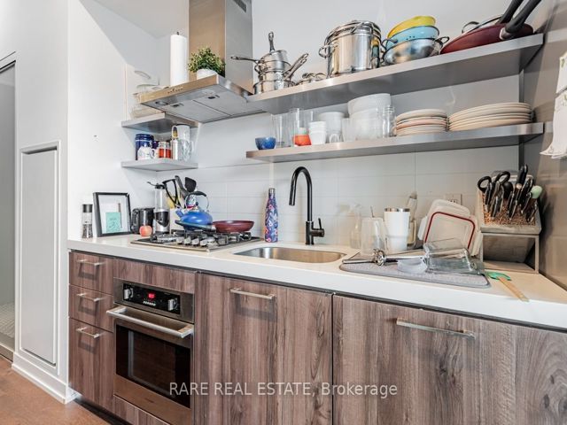 1004 - 560 King St W