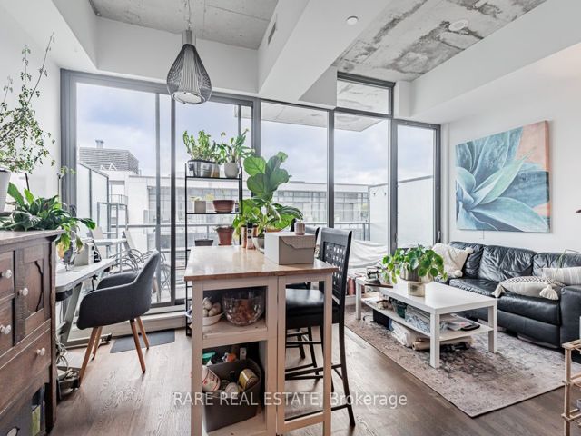 1004 - 560 King St W