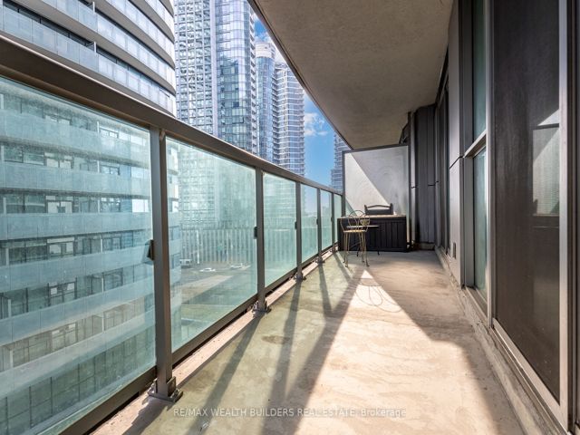 1007 - 19 Grand Trunk Cres