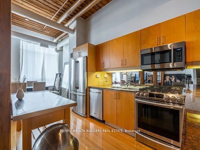 417 - 993 Queen St W