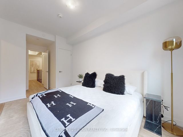 101 - 250 Lawrence Ave W