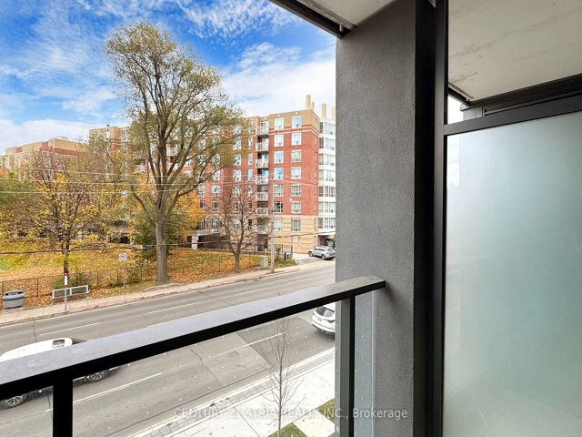101 - 250 Lawrence Ave W