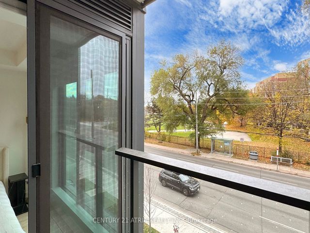 101 - 250 Lawrence Ave W