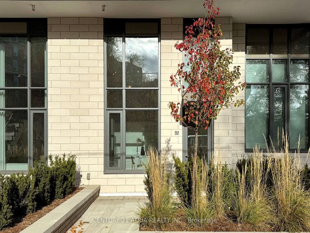101 - 250 Lawrence Ave W