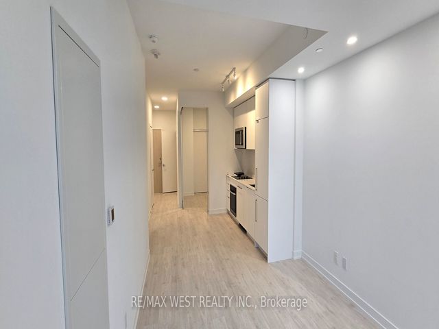 428 - 181 Sheppard Ave Ave S