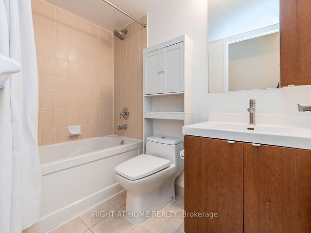 512 - 352 Front St W