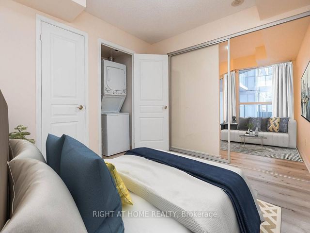 512 - 352 Front St W