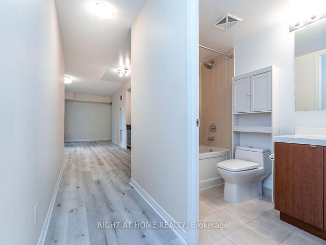 512 - 352 Front St W