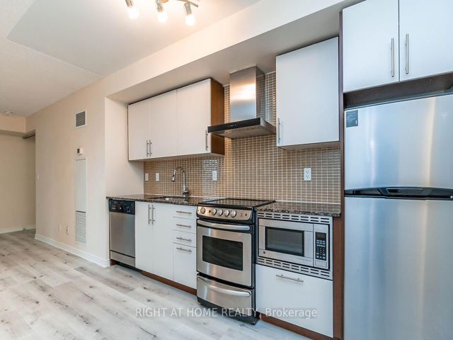 512 - 352 Front St W
